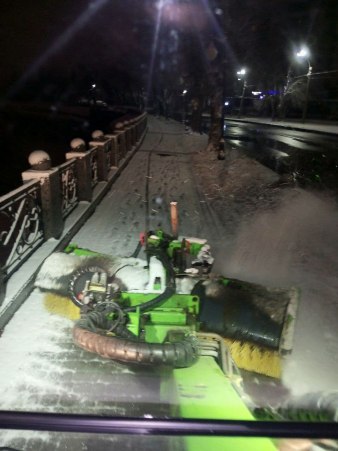 Бригади «Харківзеленбуд» розчищають сніг на алеях і доріжках міста